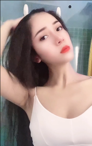 兼职嫩模，颜值高，身材很好，胸.大.有质感